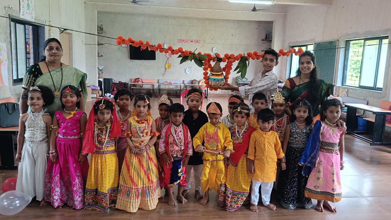 ब्लूमिंग बड्स प्री प्रायमरी च्या चिमुकल्यांनी गोकुळाष्टमी आणि दही हंडी उत्सव मोठ्या उत्साहात साजरा केला..