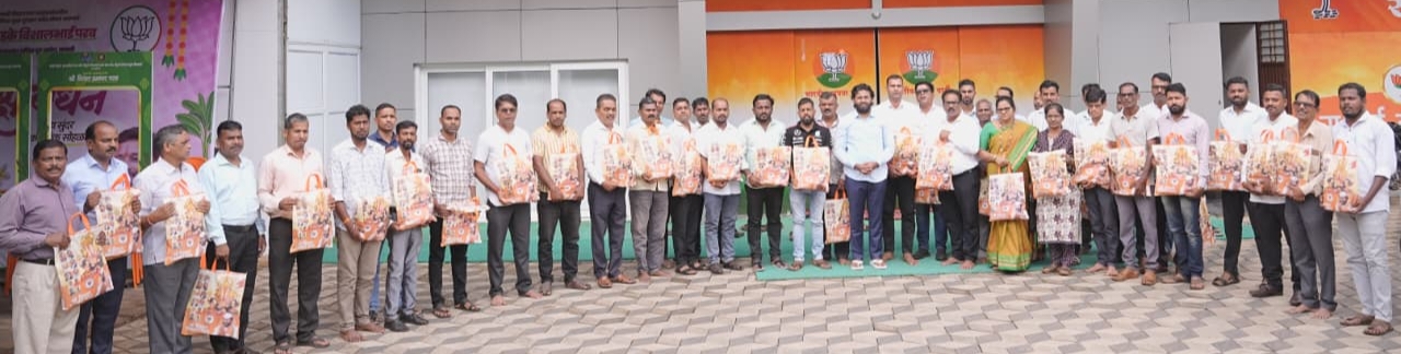युवा नेते विशाल परब यांच्या पुढाकारातून दोडामार्ग येथील गणेशभक्तांना पूजा साहित्याचे वाटप..